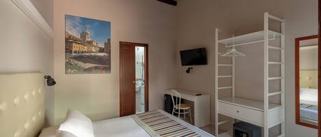 Zimmersafe, Schreibtisch, kostenloses WLAN, BettwÀsche