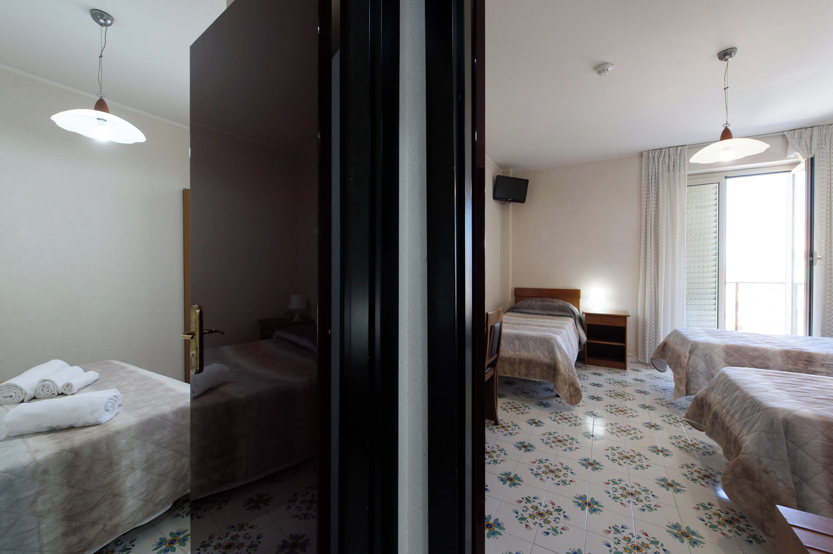 Familjerum - anslutande rum (5 people) | 1 sovrum, italienska Frette-lakan och värdeförvaringsskåp på rummet