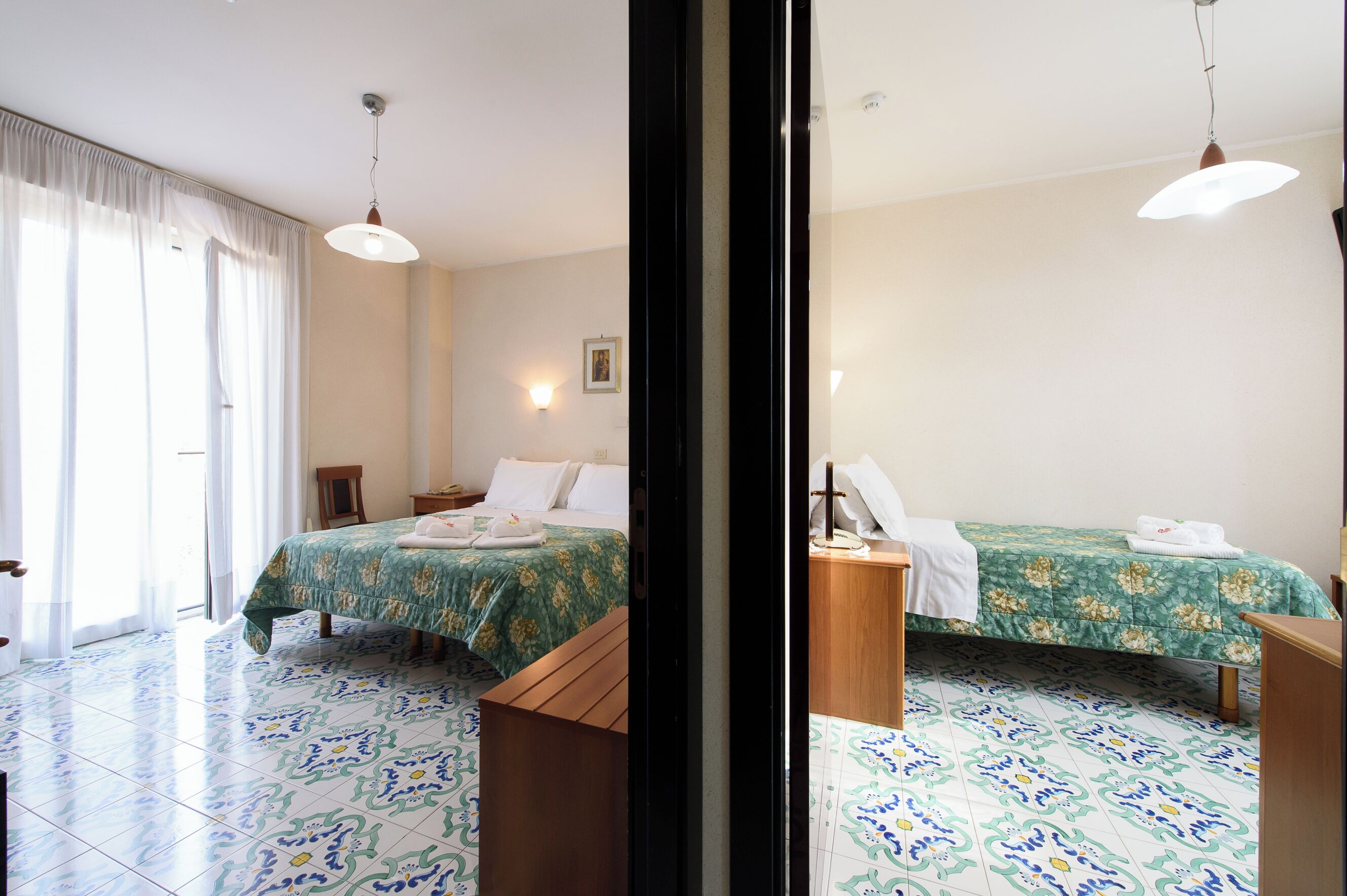 Familjerum | 1 sovrum, italienska Frette-lakan och värdeförvaringsskåp på rummet