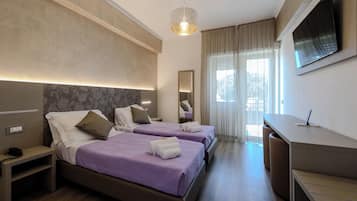 Habitación superior con 2 camas individuales | 1 dormitorio, sábanas italianas Frette, caja fuerte y escritorio