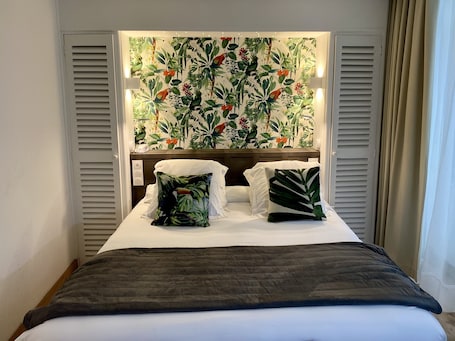 Escritorio, cortinas blackout y tabla de planchar con plancha