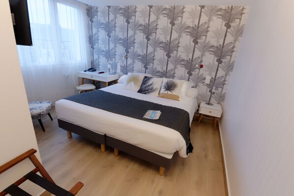 Schreibtisch, Verdunkelungsvorhänge, Bügeleisen/Bügelbrett