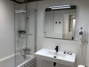 Free toiletries, hair dryer, towels - Hotel Moderna (Cherbourg-en-Cotentin)