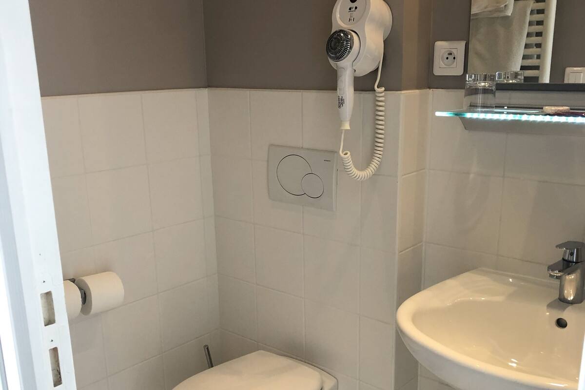 Single room | Desk, blackout drapes, iron/ironing board, free WiFi