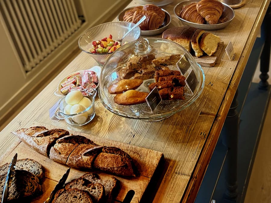 Café da manhã com buffet todos os dias mediante uma taxa