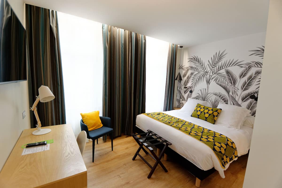 Escritorio, cortinas blackout y tabla de planchar con plancha 