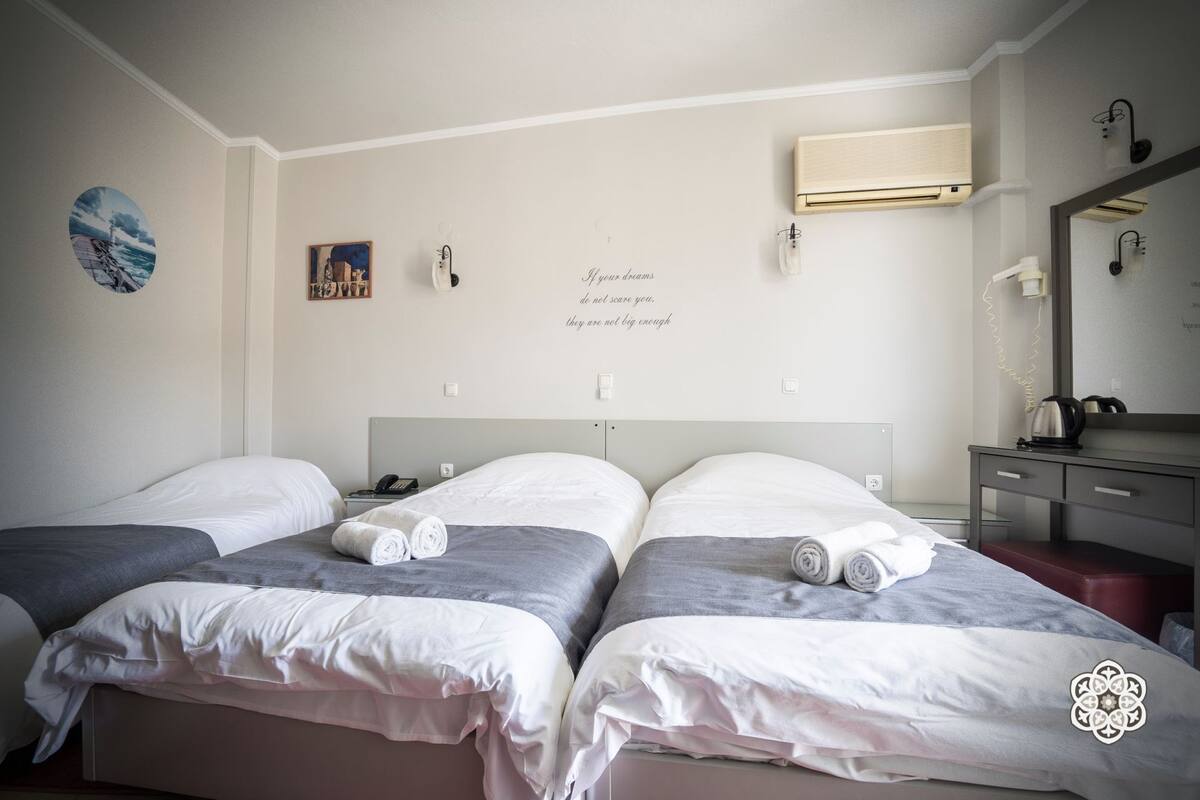 Habitación triple | Ropa de cama de alta calidad, cortinas opacas, sistema de insonorización