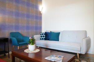 Camera tripla, edificio separato | Soggiorno | TV a schermo piatto 43 pollici con canali digitali, TV