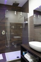 Soffione a pioggia, set di cortesia gratuito, asciugacapelli, bidet