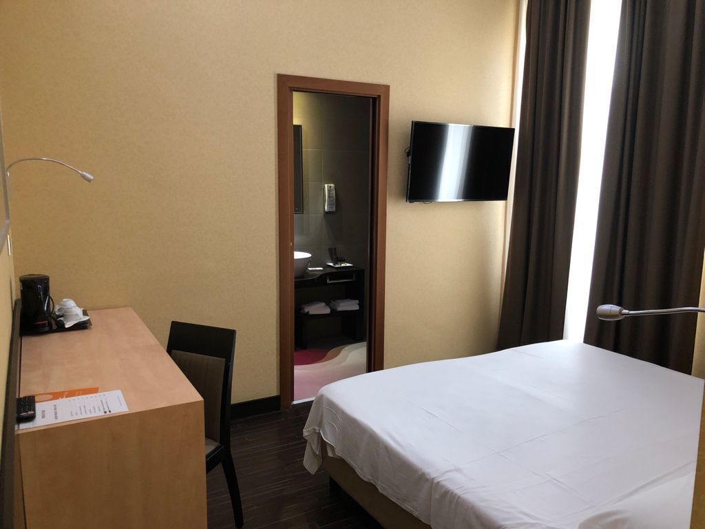 king superior room | premium bedding, minibar, in-room safe, desk