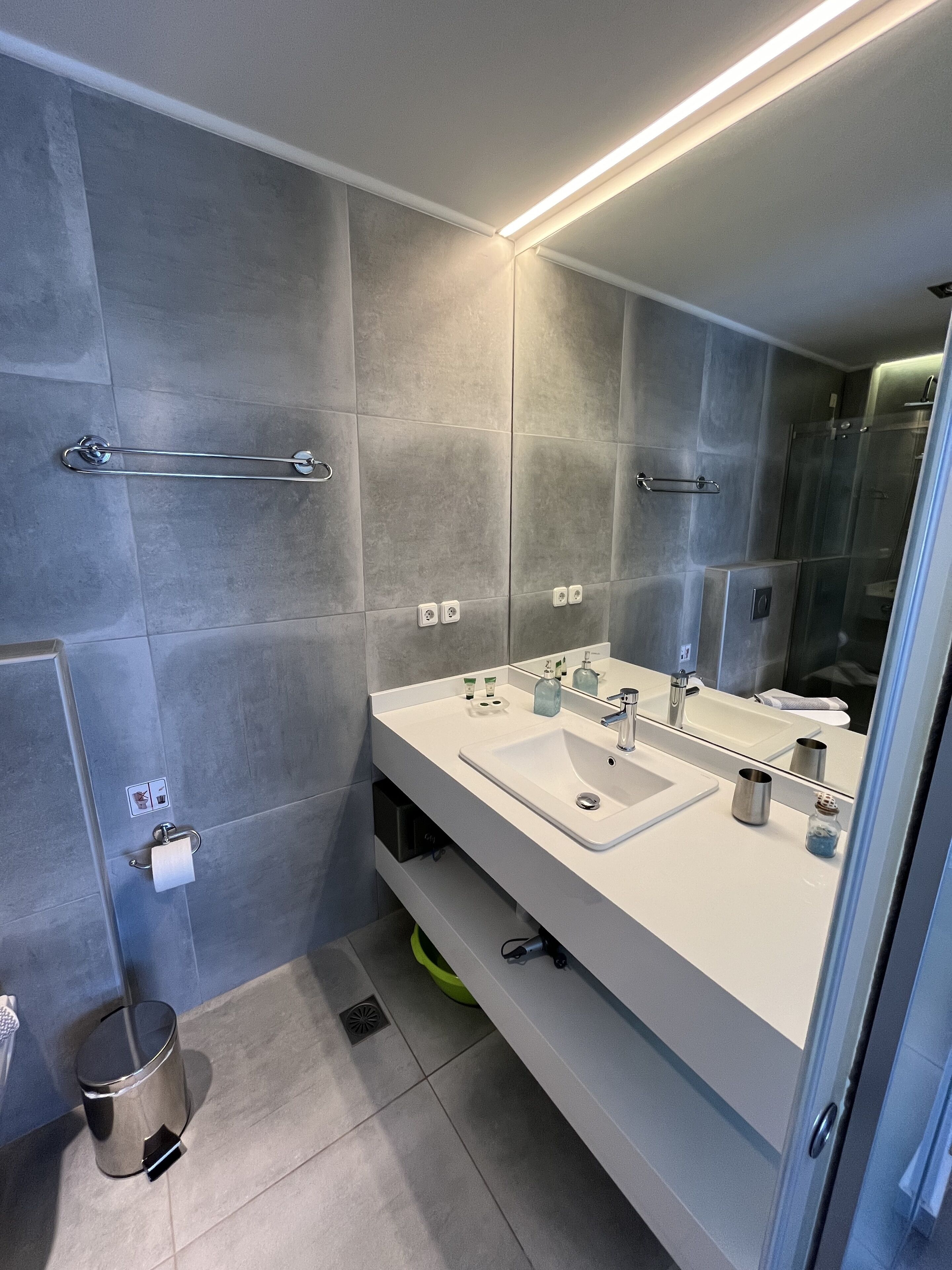 Exclusive Studio, Pool View | Bathroom | Shower, rainfall showerhead, free toiletries, hair dryer