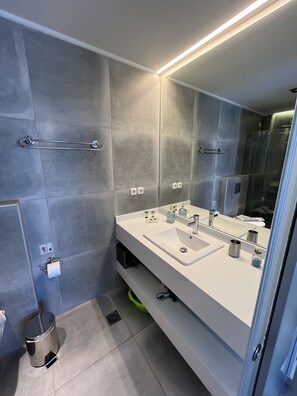 Exclusive Studio, Pool View | Bathroom | Shower, rainfall showerhead, free toiletries, hair dryer - Niriides Hotel (Apokoronas)