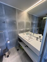 Exclusive Studio, Pool View | Bathroom | Shower, rainfall showerhead, free toiletries, hair dryer