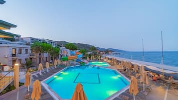 Inomhuspool, utomhuspool och parasoller