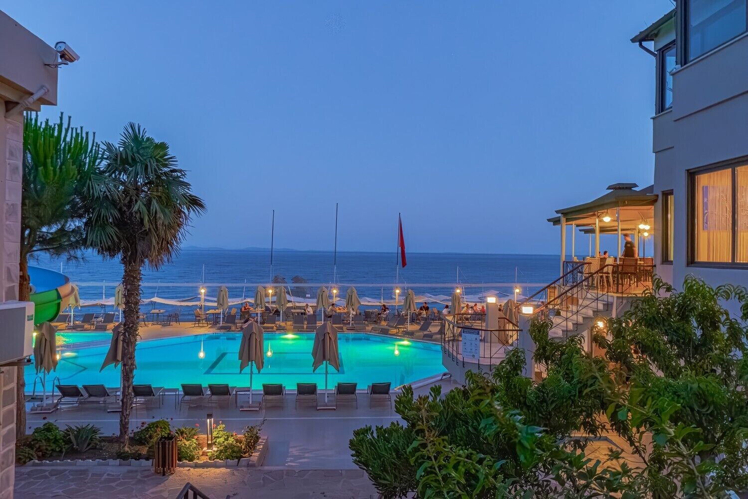 Piscine couverte, piscine extérieure, parasols de plage