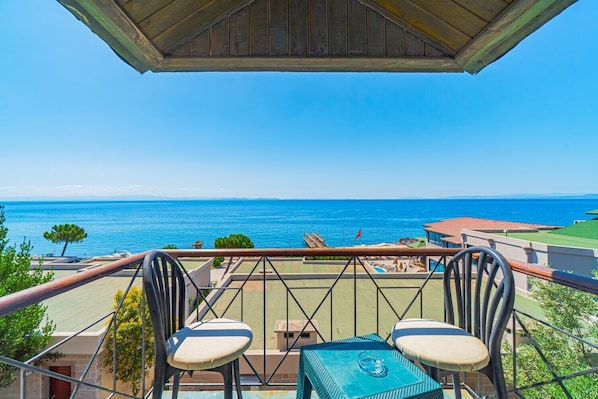 Standard Room, Sea View | Minibar, in-room safe, desk, laptop workspace