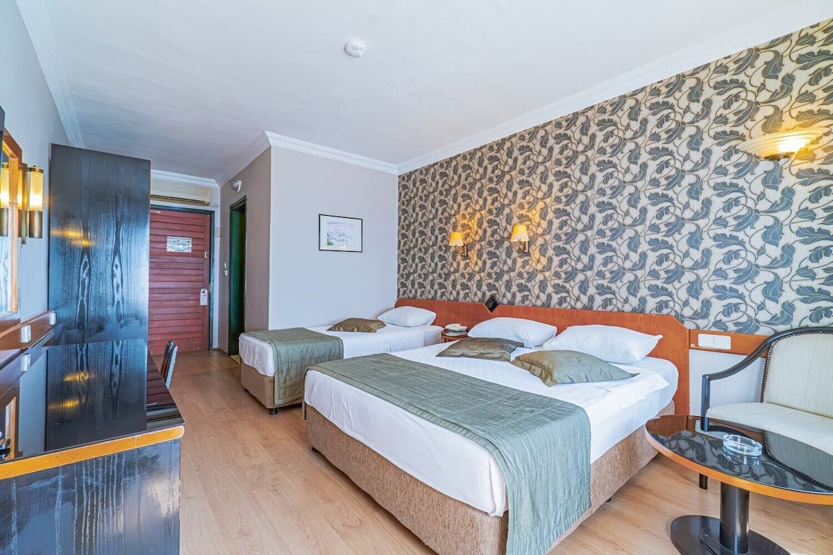 Standard Room | Minibar, in-room safe, desk, laptop workspace