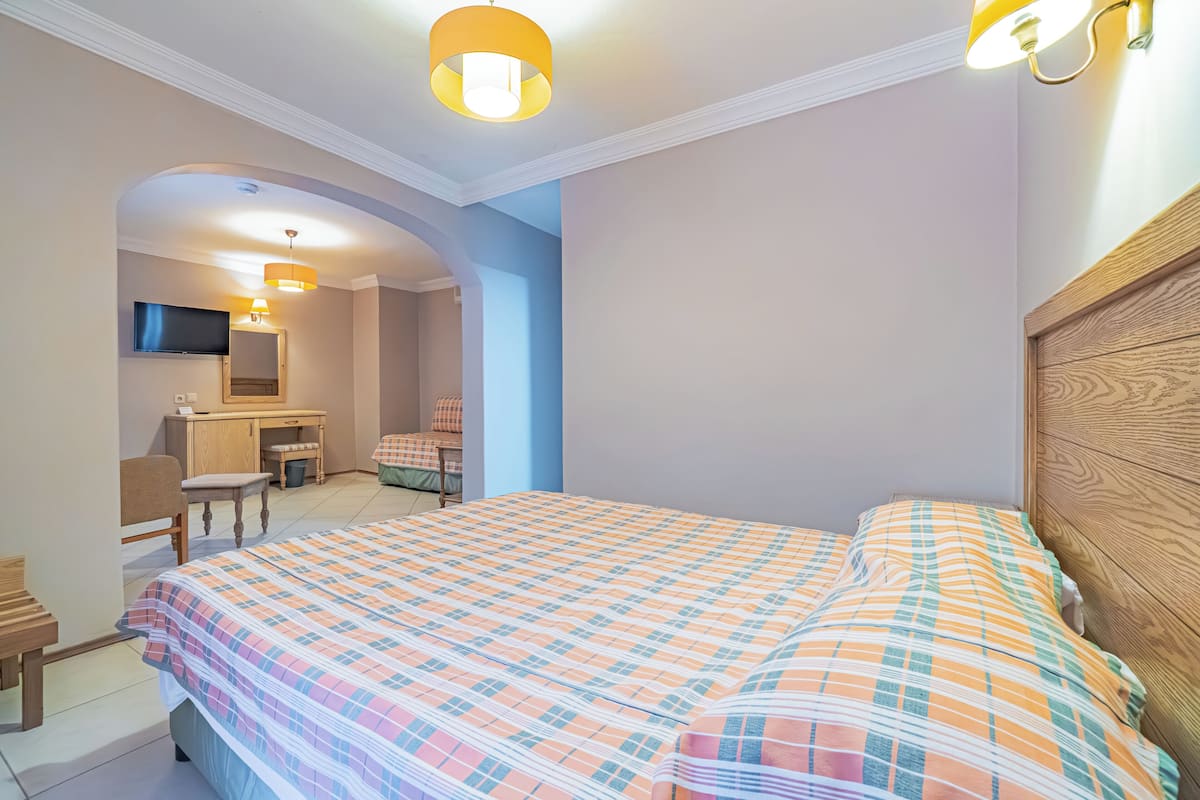 Superior Room | 1 bedroom, laptop workspace, bed sheets