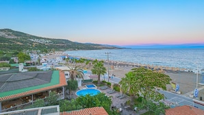Une station balnéaire dotée d’une piscine, d’une plage et offrant une vue sur la mer.