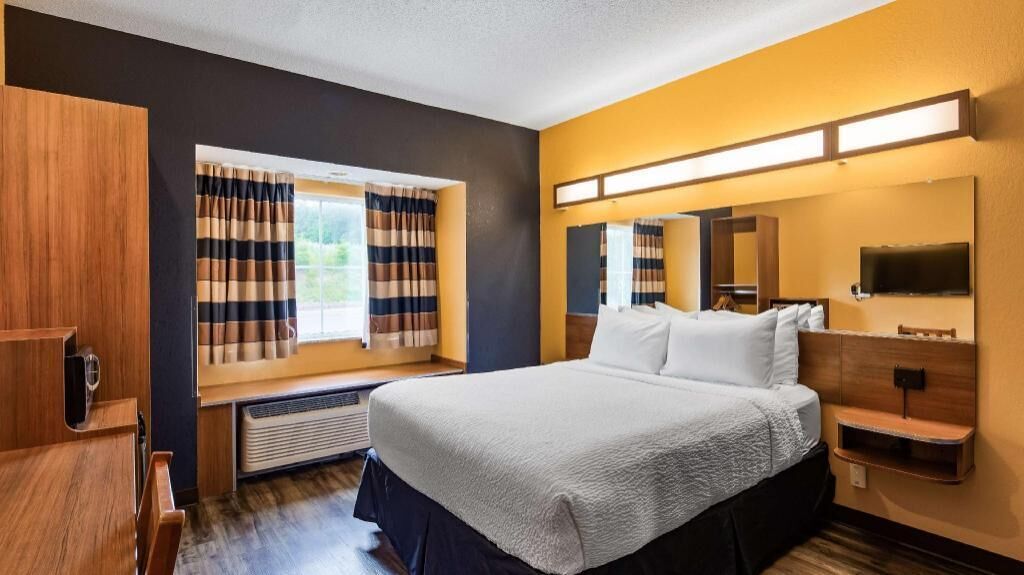 Ropa de cama hipoalergénica, camas con pillow-top y escritorio 