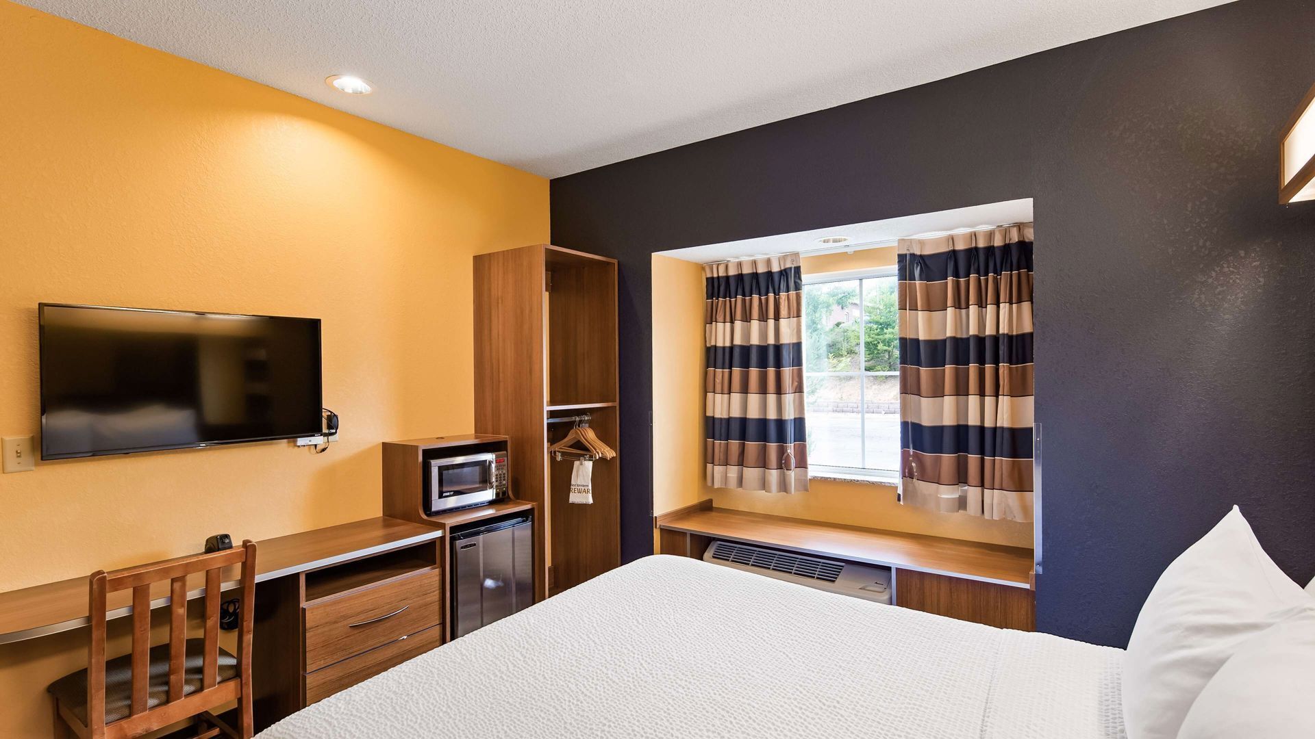 Ropa de cama hipoalergénica, camas con pillow-top y escritorio 