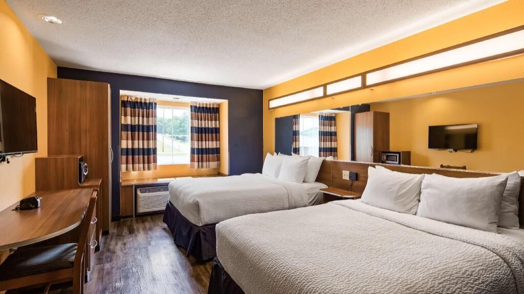 Ropa de cama hipoalergénica, camas con pillow-top y escritorio 