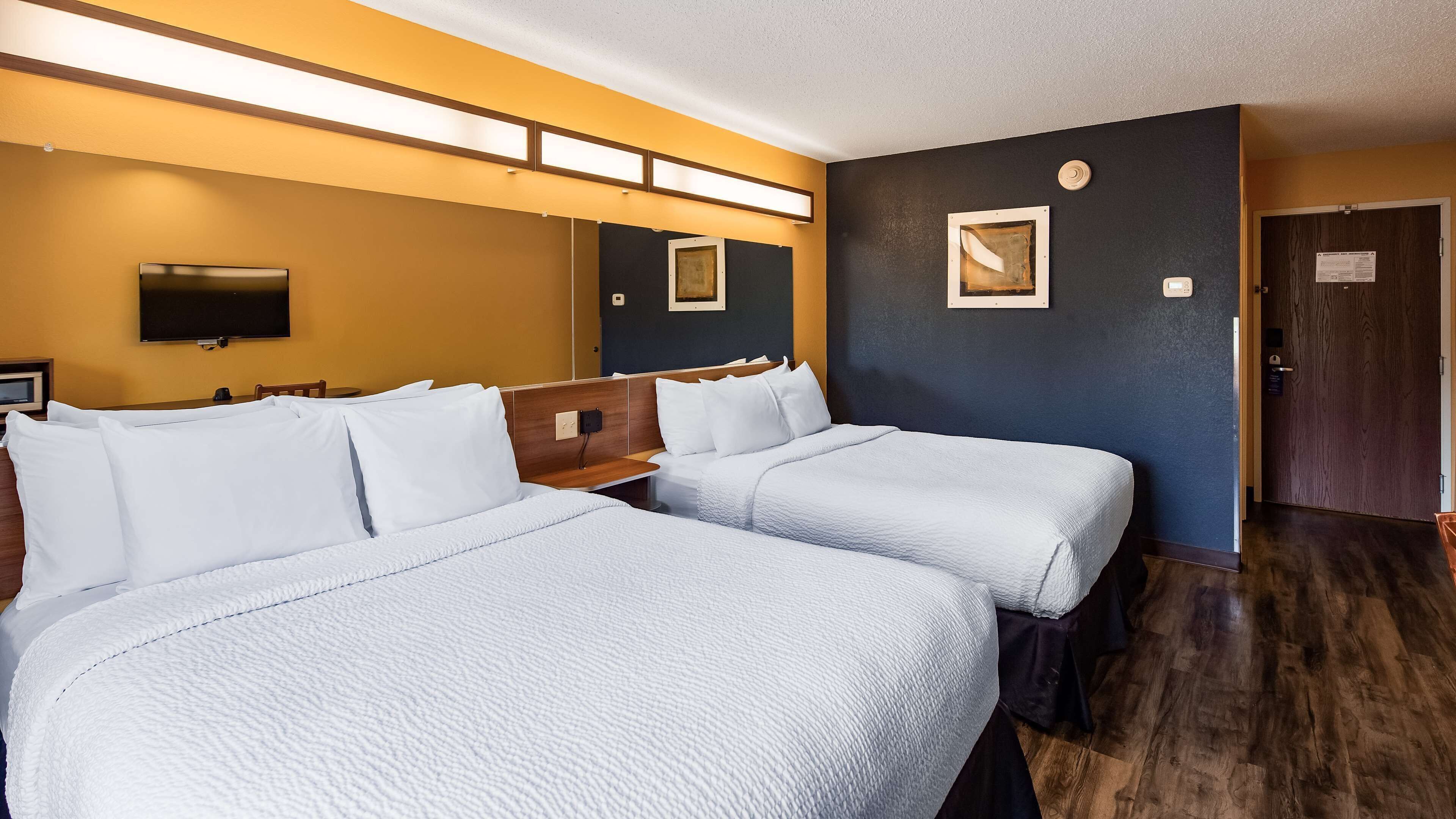 Ropa de cama hipoalergénica, camas con pillow-top y escritorio 