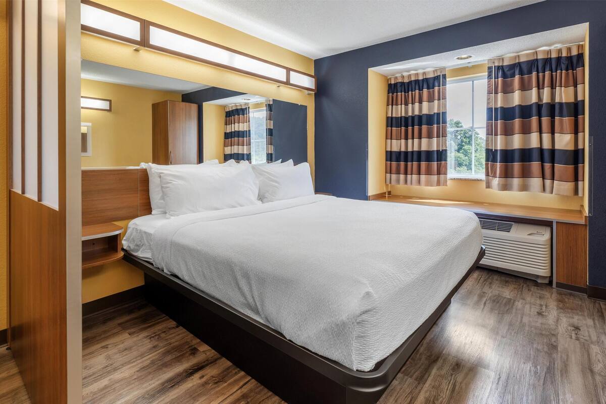 Suite, 1 King Bed, Non Smoking, Refrigerator & Microwave (with Single Sofabed;Larger Room) | Hypo-allergenic bedding available, pillowtop beds, desk