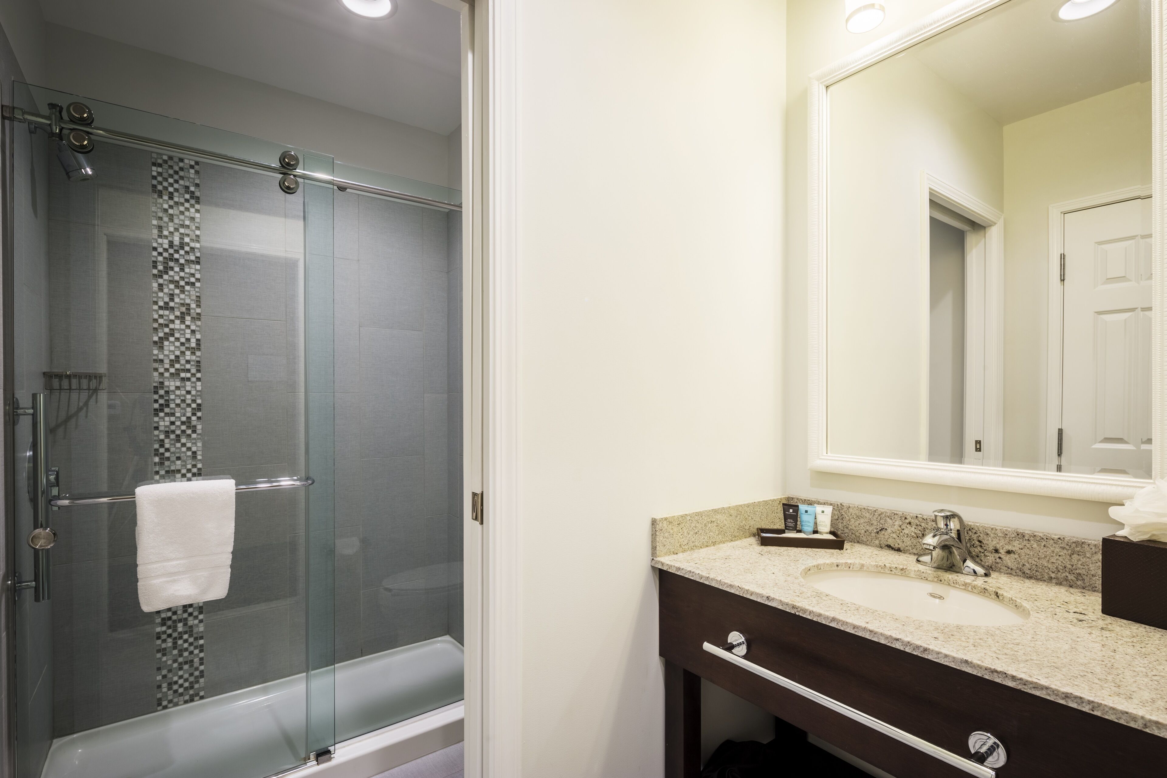 shower, hydromassage showerhead, free toiletries, hair dryer