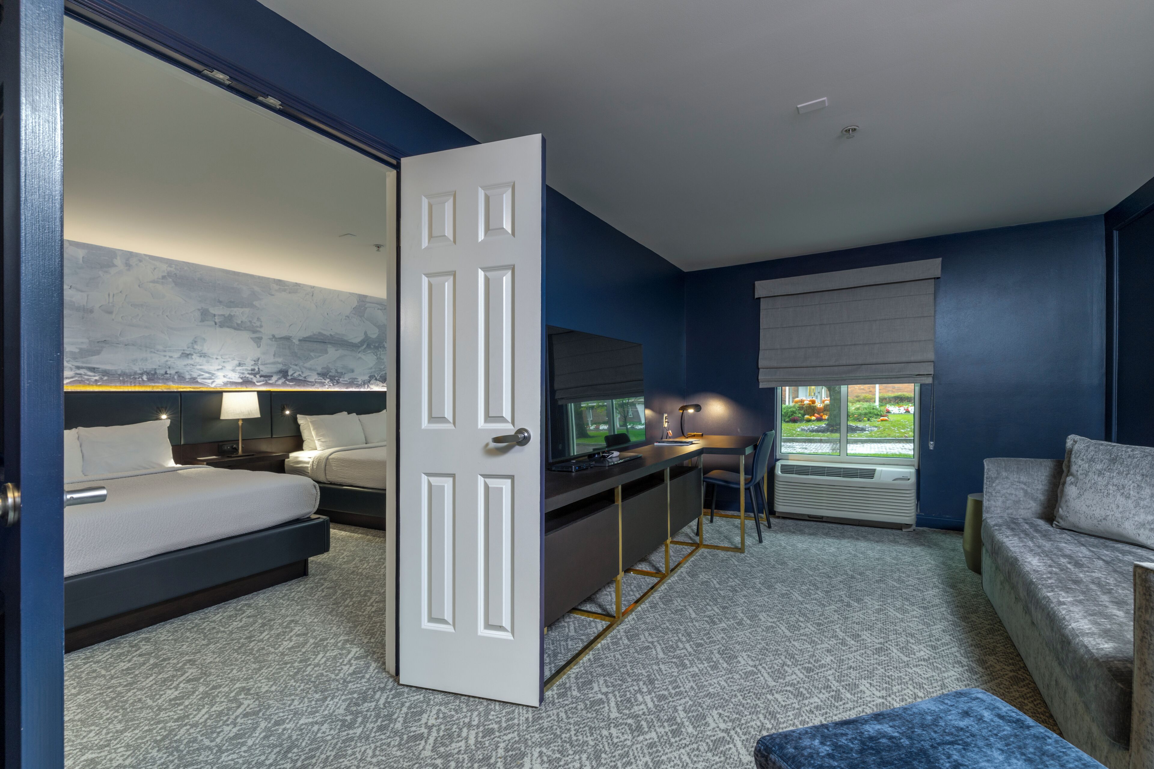 Sengetøy av topp kvalitet, senger med overmadrass og safe på rommet