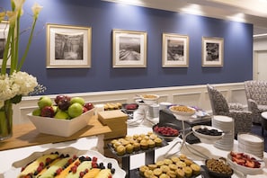 Petit déjeuner complet (10.00 USD par personne)