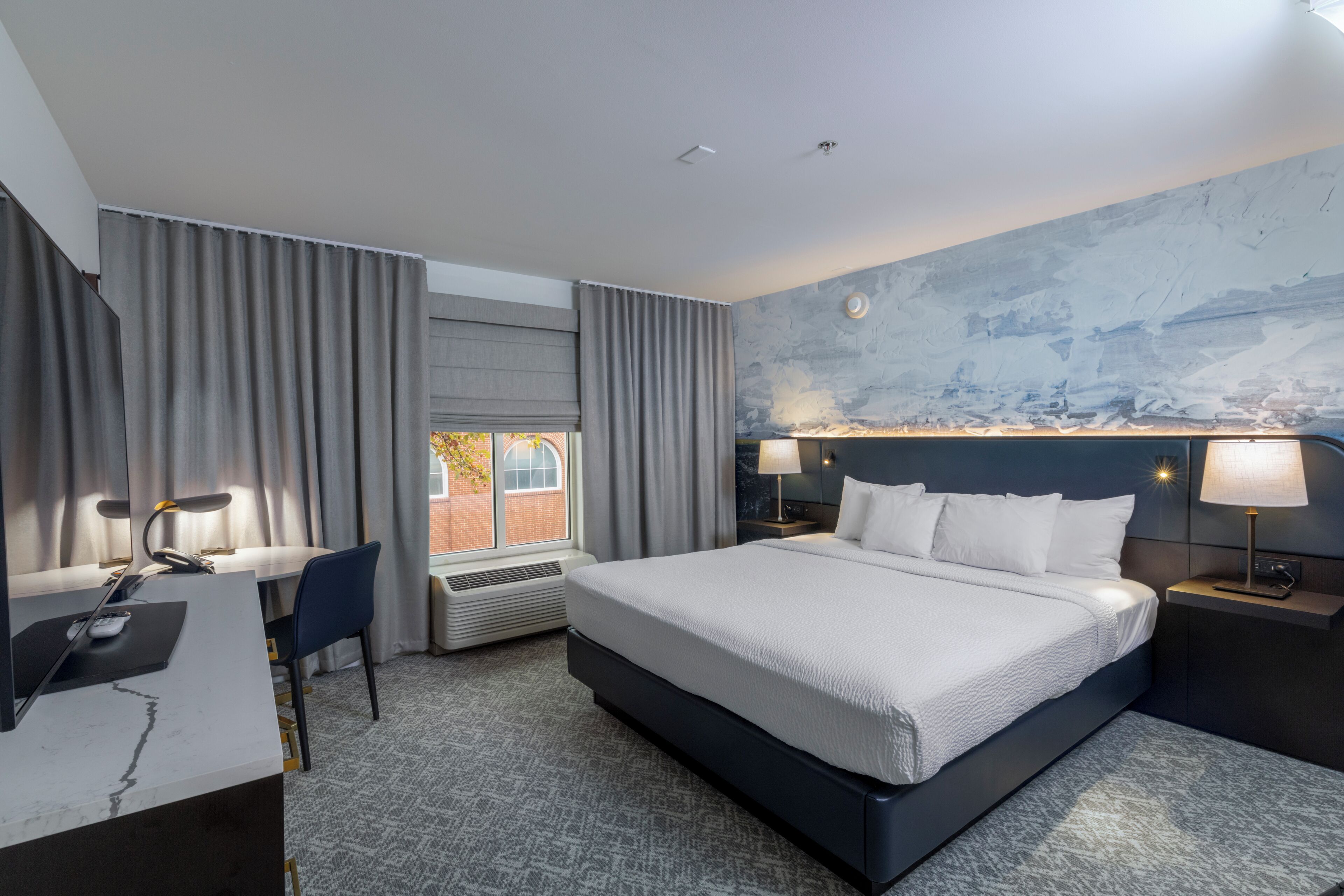 Sengetøy av topp kvalitet, senger med overmadrass og safe på rommet