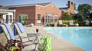 Indoor pool, seasonal outdoor pool, sun loungers