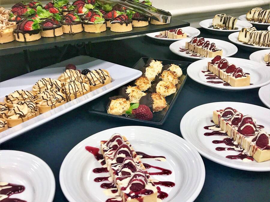 Un bufé con diversos postres y pastelería.