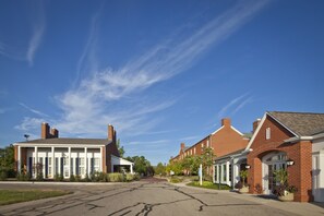Front of property - The Ohioan Hotel & Event Center (Lewis Center)