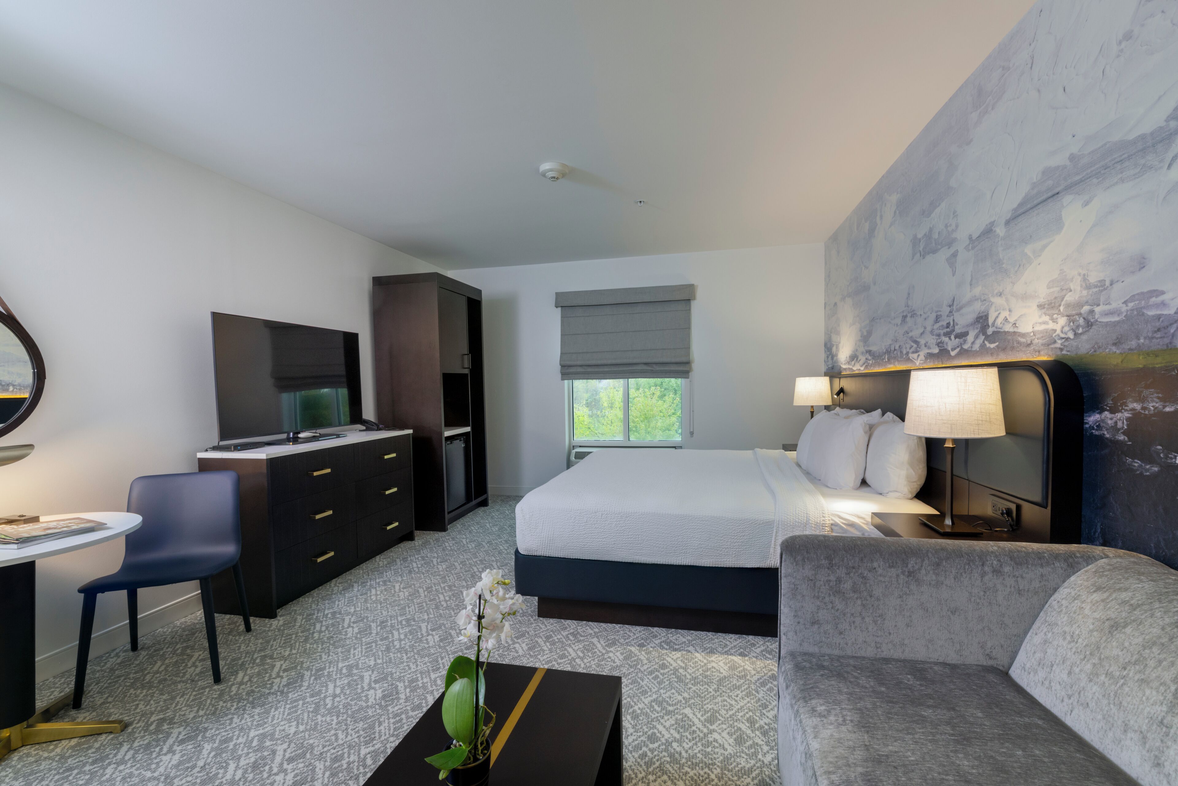 Sengetøy av topp kvalitet, senger med overmadrass og safe på rommet