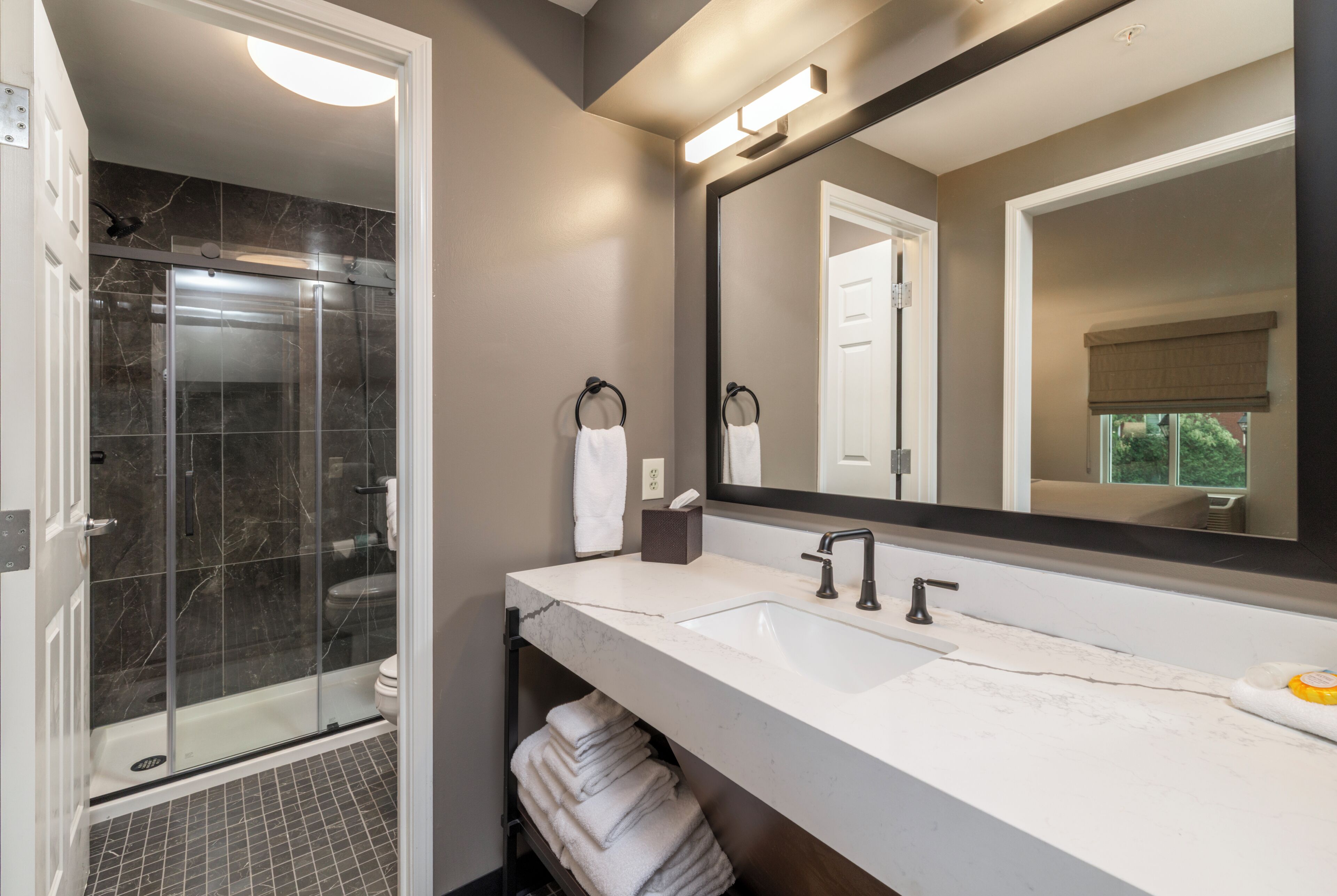 Dusj, dusjhode med hydromassaje, toalettartikler (inkludert) og hårføner