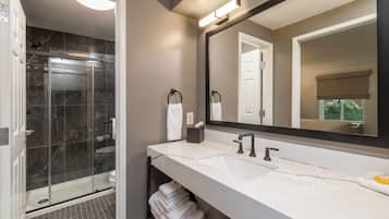 Shower, hydromassage showerhead, free toiletries, hair dryer