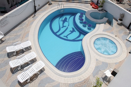 Outdoor pool, pool umbrellas, pool loungers. Howard Johnson by Wyndham Bur Dubai