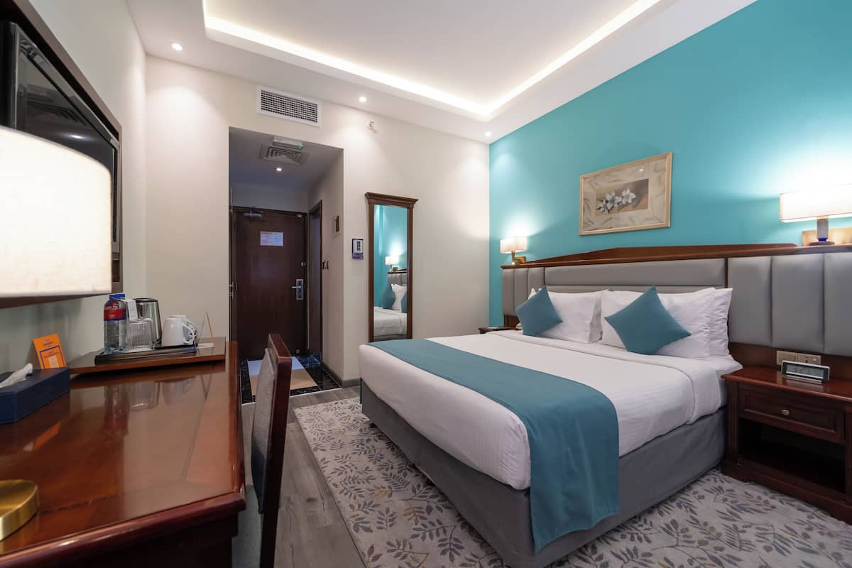 Standaard kamer, 1 queensize bed, niet-roken | 1 slaapkamer, een minibar, een kluis op de kamer, een bureau
