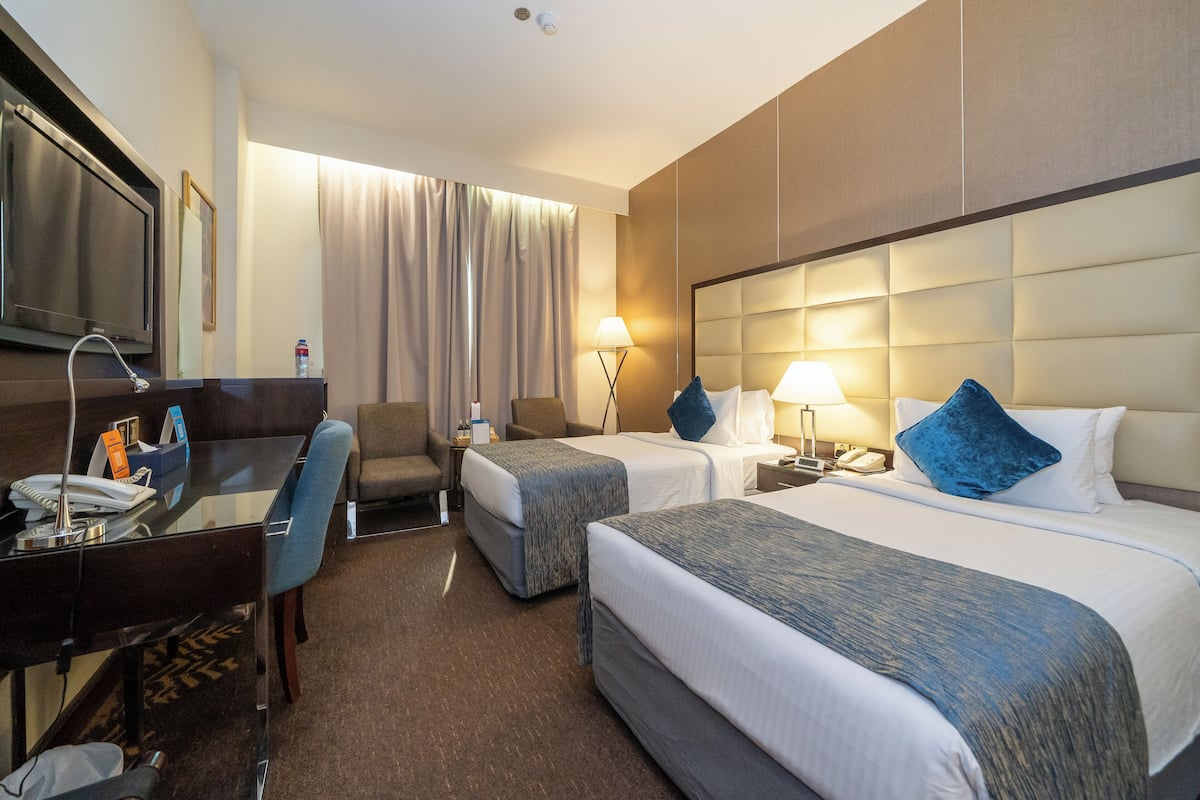 Deluxe kamer, 2 eenpersoonsbedden, roken | 1 slaapkamer, een minibar, een kluis op de kamer, een bureau