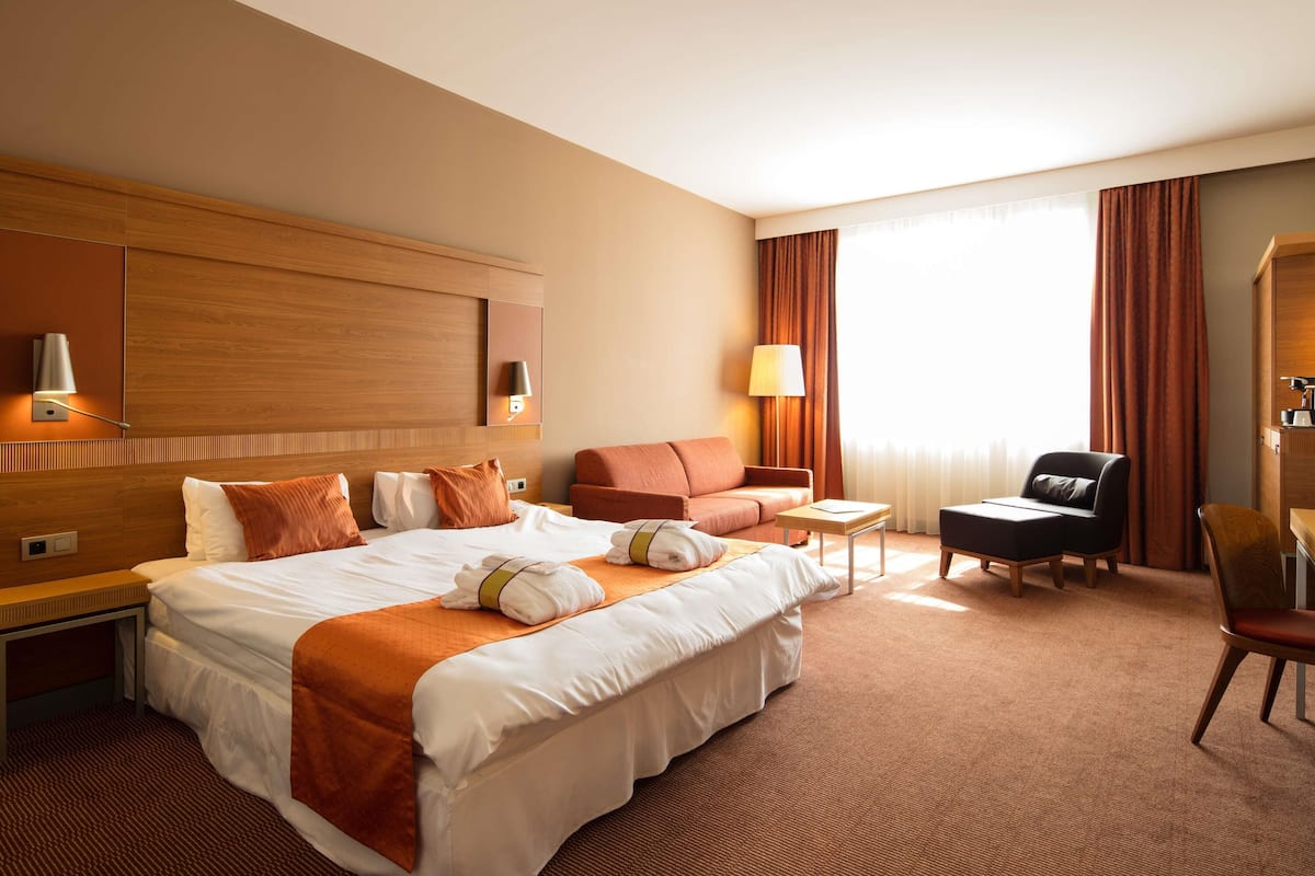 Privilege, Superior Room, 1 Double Bed with Sofa bed | Hypo-allergenic bedding, in-room safe, desk, laptop workspace