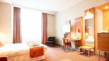 Hypo-allergenic bedding, in-room safe, desk, laptop workspace