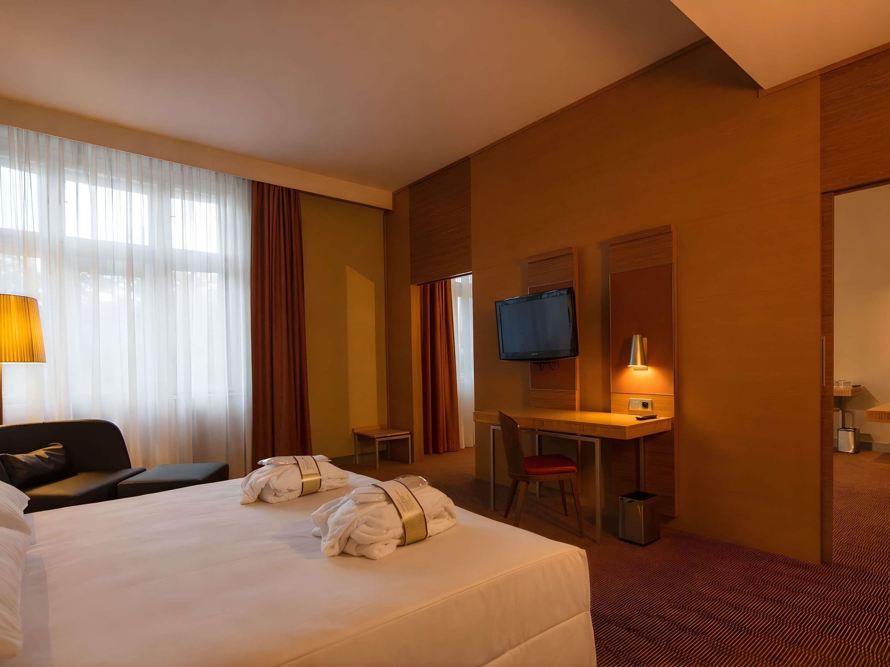 Privilege, Suite, 1 Double Bed with Sofa bed | Hypo-allergenic bedding, in-room safe, desk, laptop workspace