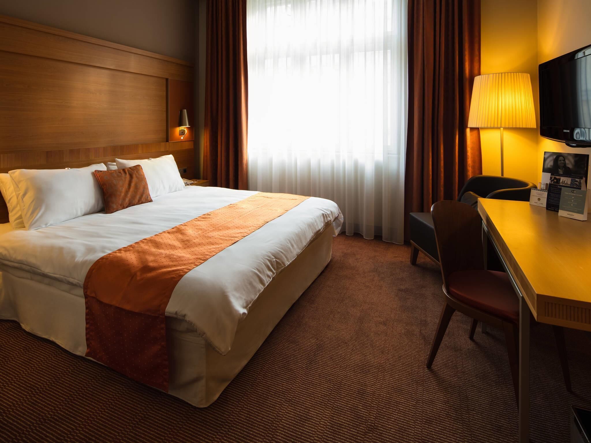 Standard Room, 1 Double Bed | Hypo-allergenic bedding, in-room safe, desk, laptop workspace