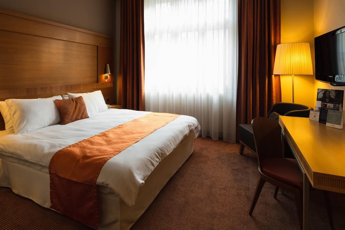 Standard Room, 1 Double Bed | Hypo-allergenic bedding, in-room safe, desk, laptop workspace