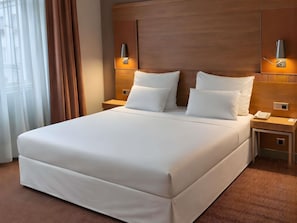 Bộ đồ giường kháng dị ứng, két bảo mật tại phòng, bàn 