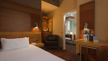 Hypo-allergenic bedding, in-room safe, desk, laptop workspace