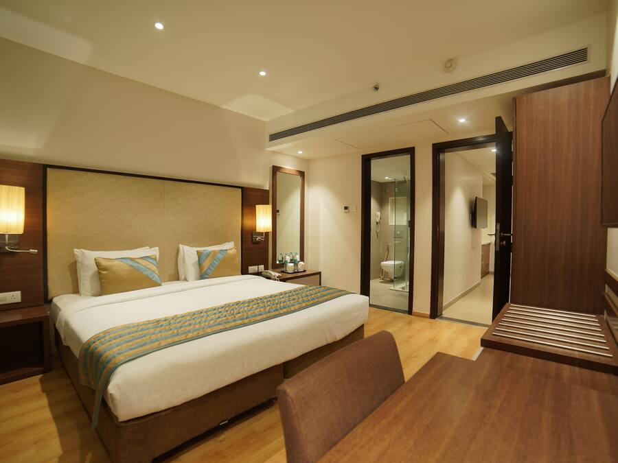 Premium Suite | 1 bedroom, in-room safe, desk, blackout curtains