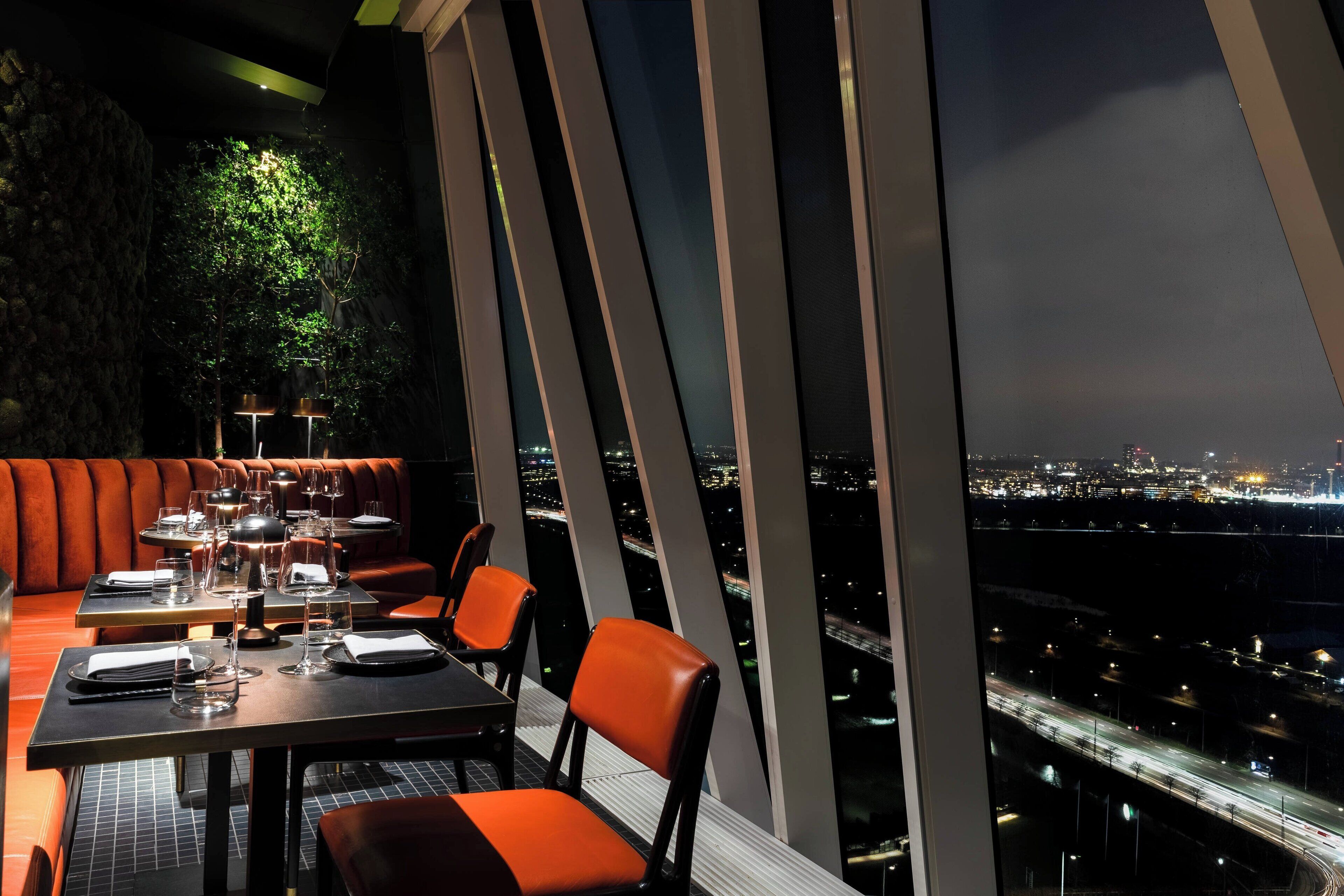 3 restaurants, breakfast, lunch, dinner served; international cuisine 